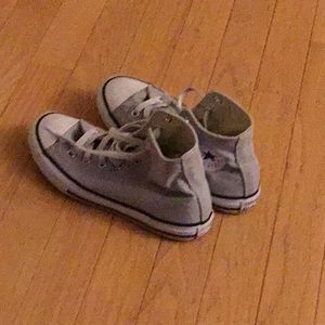 Girl’s gray high top Converse sneaker.